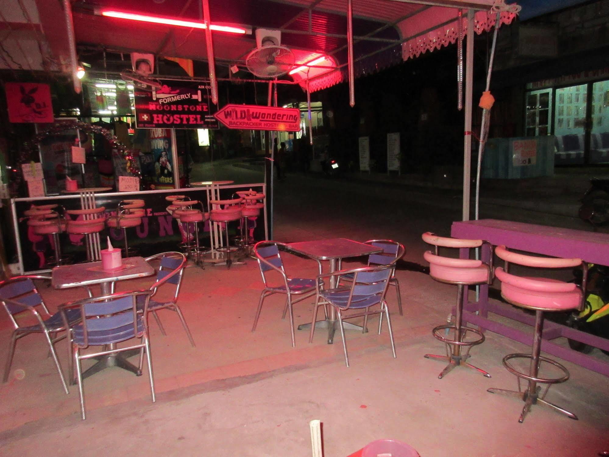 Wild & Wandering Backpacker Hostel & Bar Haad Rin Exteriör bild