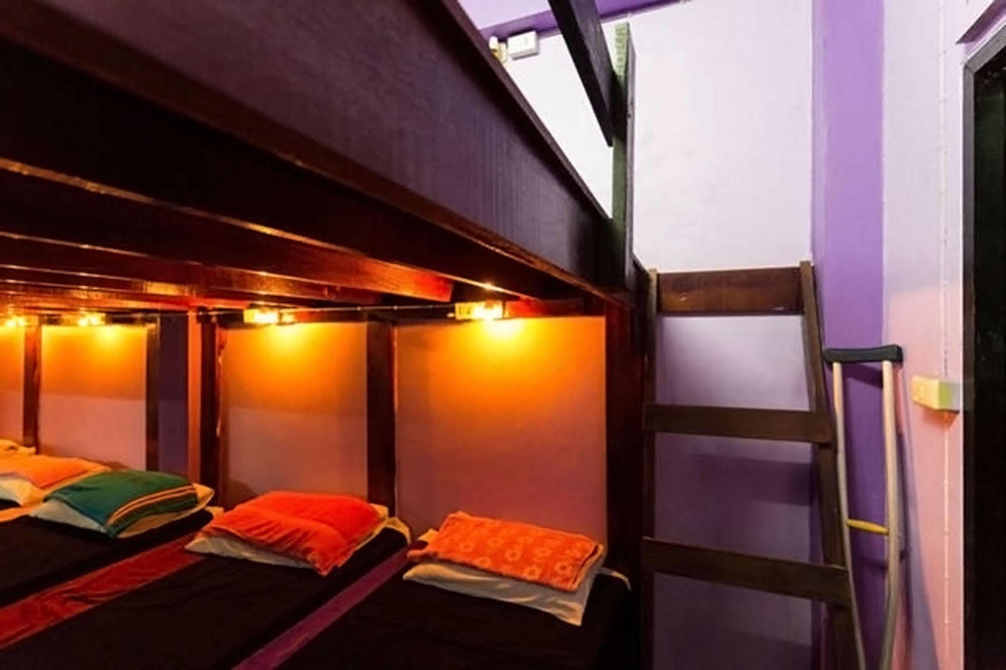 Wild & Wandering Backpacker Hostel & Bar Haad Rin Exteriör bild