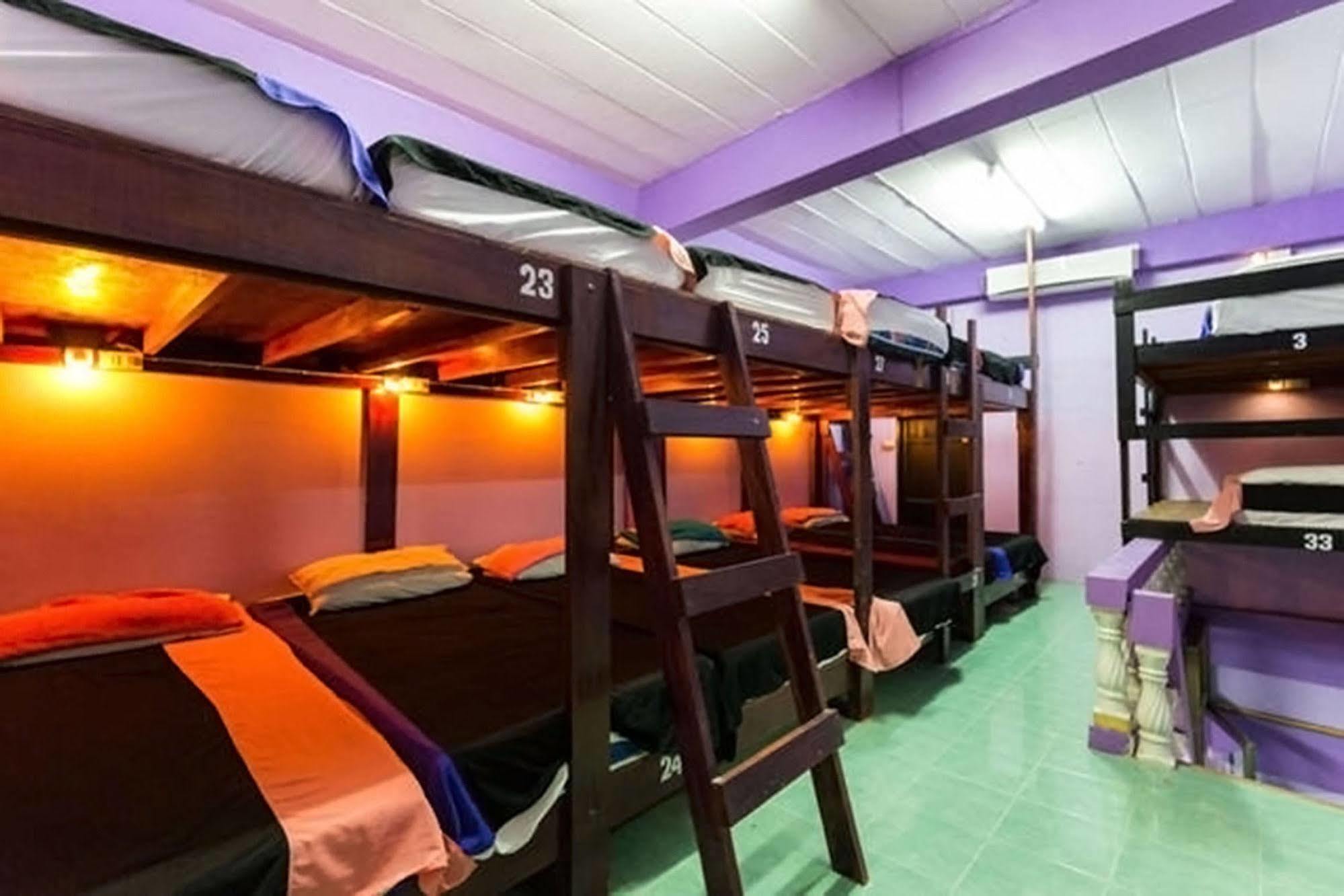 Wild & Wandering Backpacker Hostel & Bar Haad Rin Exteriör bild