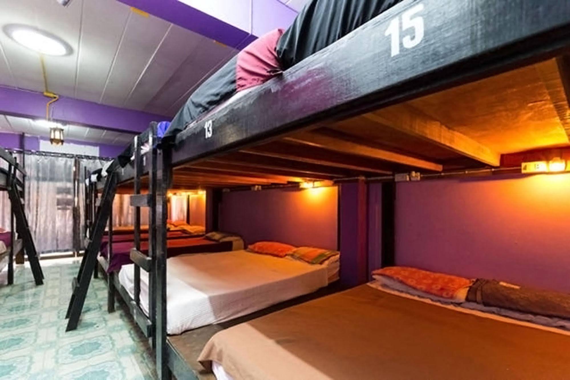 Wild & Wandering Backpacker Hostel & Bar Haad Rin Exteriör bild